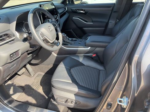 Used 2024 Toyota Highlander XSE image 9