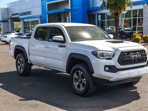 Used 2017 Toyota Tacoma TRD Sport w/ Tow Package RWD image 6