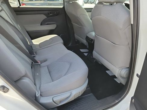 Used 2021 Toyota Highlander LE FWD image 18