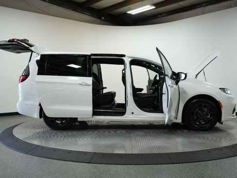Used 2024 Chrysler Pacifica Limited FWD image 10