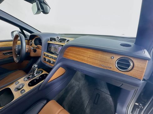 Used 2023 Bentley Bentayga Extended Wheelbase AWD/4WD image 2