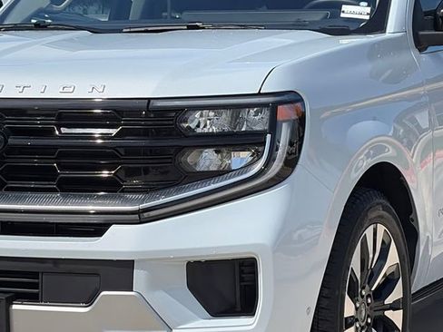 Used 2025 Ford Expedition Platinum w/ Driver's Package AWD/4WD image 4