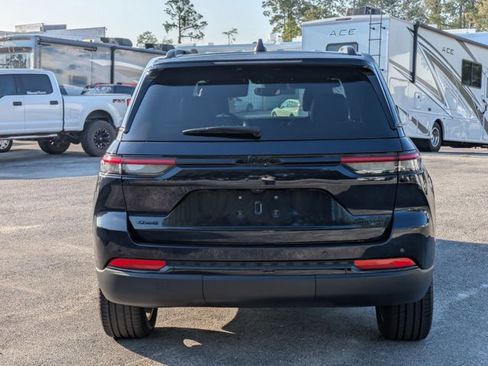 Used 2024 Jeep Grand Cherokee Limited w/ Black Appearance Package AWD/4WD image 6