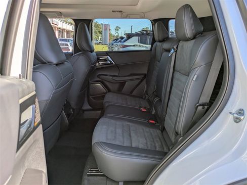 New 2026 Mitsubishi Outlander SE image 15
