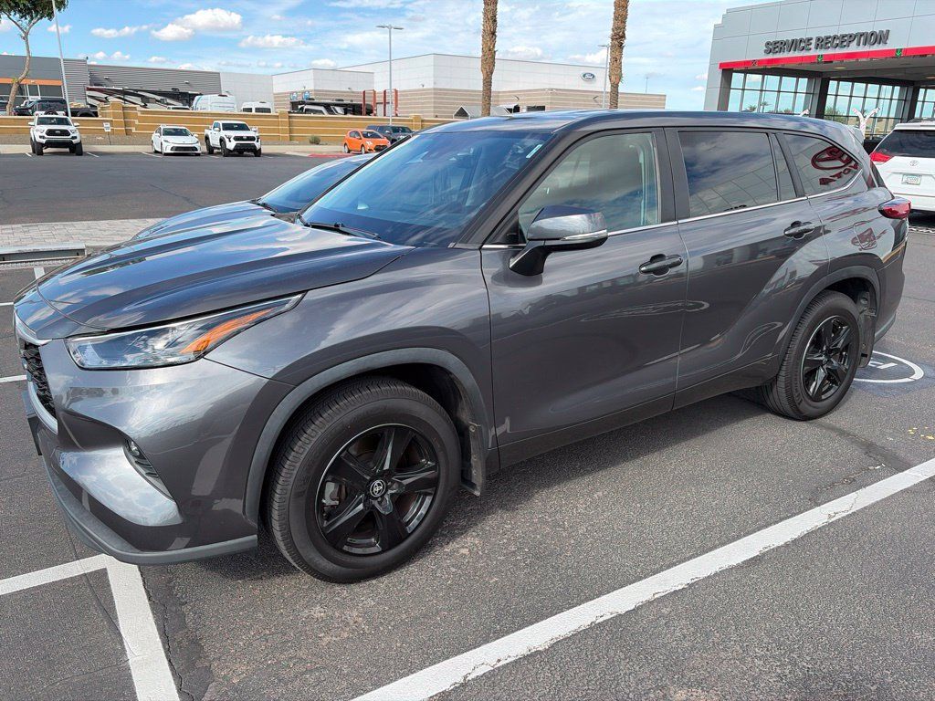 Used 2023 Toyota Highlander LE AWD/4WD image 4