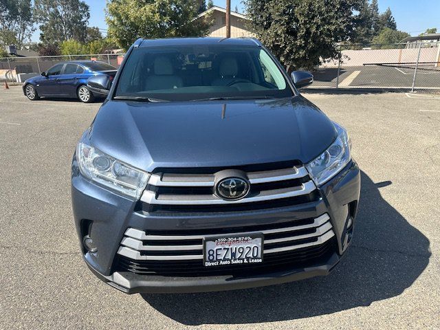 Used 2018 Toyota Highlander XLE w/ Carpet Mat Package (TMS) FWD image 17