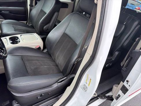 Used 2019 Dodge Grand Caravan SXT image 16