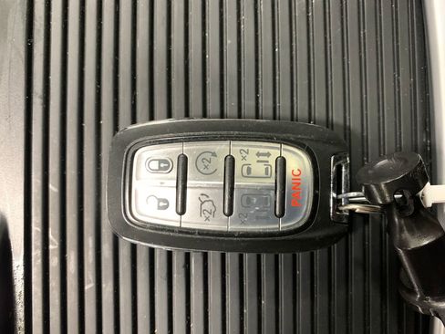 Used 2020 Chrysler Pacifica Limited FWD image 19
