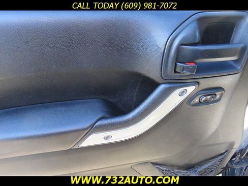 Used 2014 Jeep Wrangler Unlimited Sahara image 28