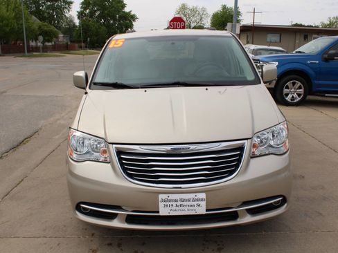 Used 2015 Chrysler Town & Country Touring w/ Driver Convenience Group FWD image 3