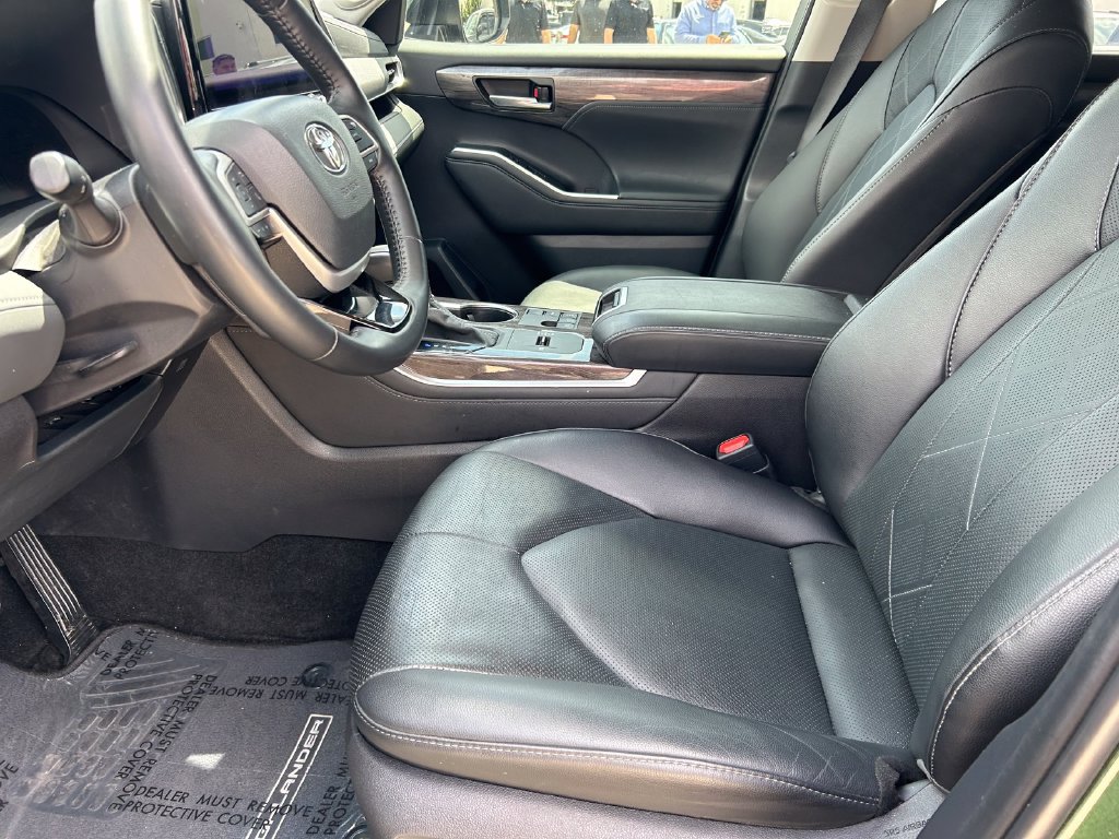 Used 2024 Toyota Highlander Platinum FWD image 11