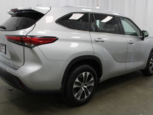 Used 2021 Toyota Highlander XLE image 5