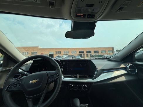 Used 2025 Chevrolet Trax LT FWD image 31