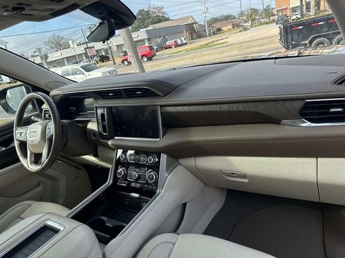 Used 2022 GMC Yukon Denali w/ Denali Premium Package image 16