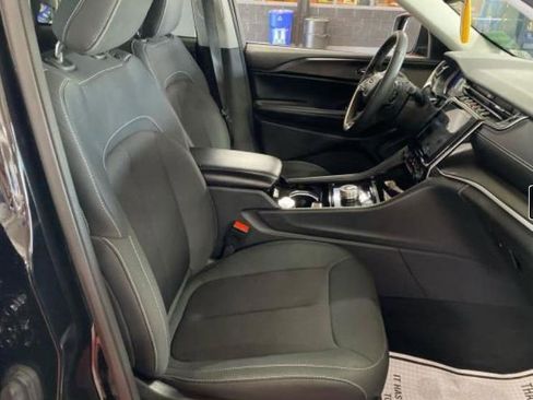 Used 2023 Jeep Grand Cherokee Laredo w/ Luxury Tech Group I image 6