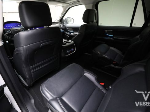 Used 2025 Ford Expedition Platinum AWD/4WD image 9