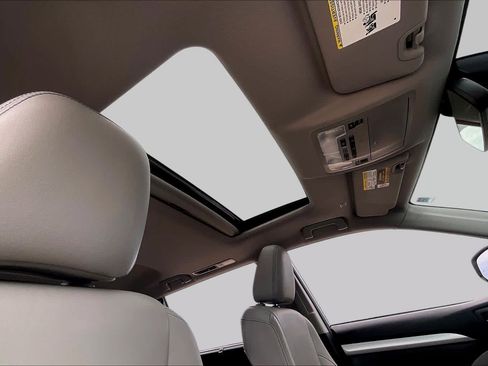 Used 2018 Toyota Highlander XLE FWD image 12