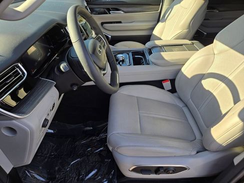 Used 2023 Jeep Wagoneer Series II w/ Flexible Seating Group image 10