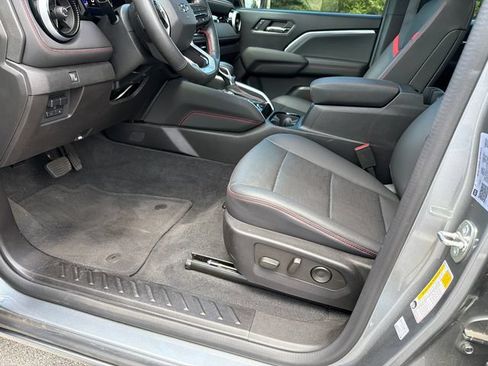 Used 2023 Chevrolet Colorado Z71 w/ Z71 Convenience Package 2 AWD/4WD image 9