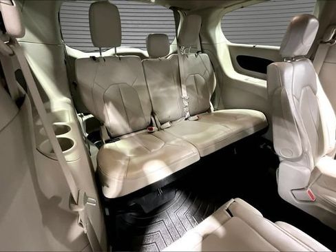 Used 2021 Chrysler Pacifica Touring-L FWD image 25