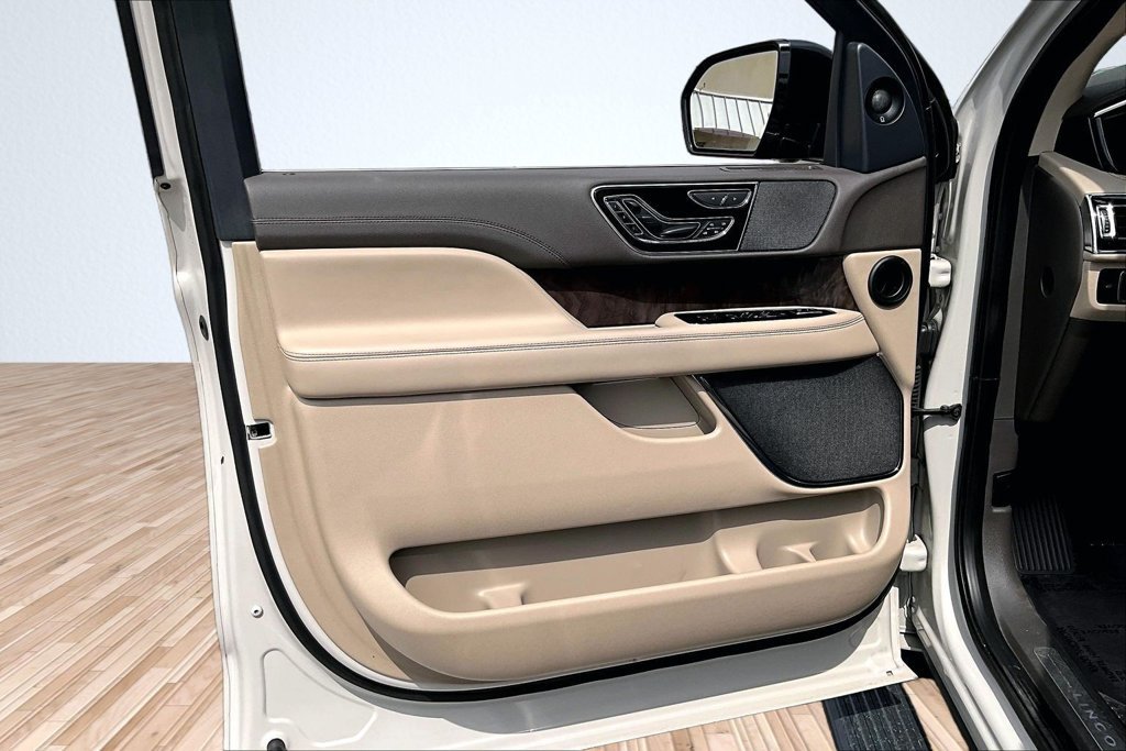 Used 2022 Lincoln Navigator Reserve AWD/4WD image 15