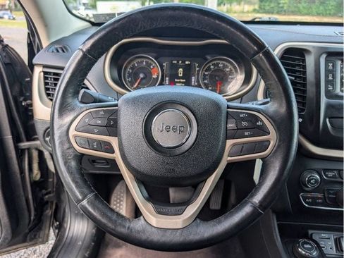 Used 2017 Jeep Cherokee Latitude w/ Cold Weather Group AWD/4WD image 20