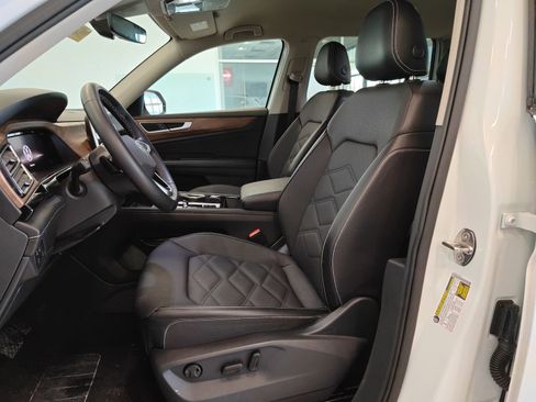 Used 2025 Volkswagen Atlas SE image 11