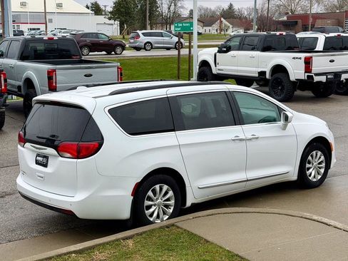 Used 2017 Chrysler Pacifica Touring-L FWD image 6