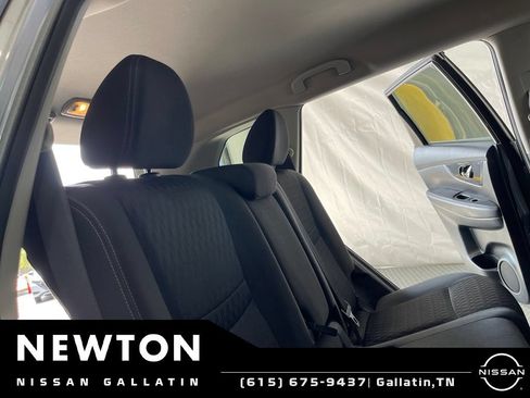 Used 2018 Nissan Rogue SV FWD image 17