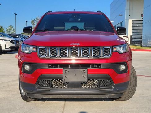 Used 2025 Jeep Compass Latitude AWD/4WD image 2