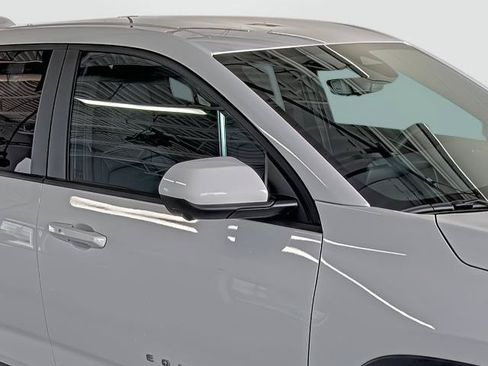 New 2027 Chevrolet Equinox LT w/ Convenience Package II FWD image 17