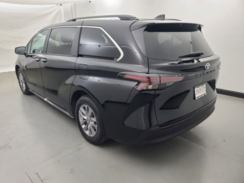 Used 2024 Toyota Sienna XLE image 6