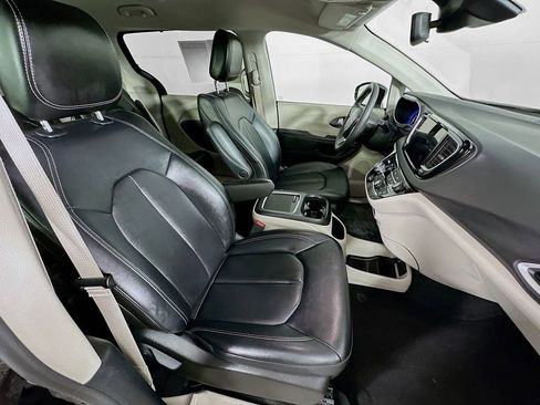 Certified 2024 Chrysler Pacifica Touring-L image 39