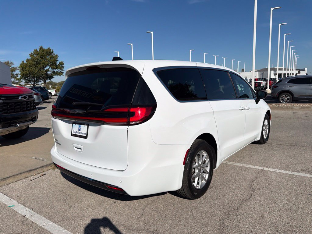 Used 2025 Chrysler Pacifica Select FWD image 3