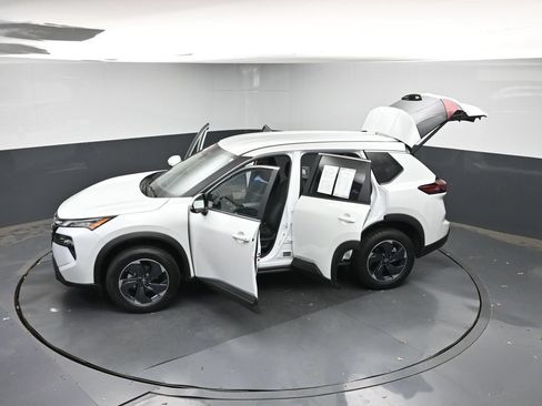 Used 2025 Nissan Rogue SV FWD image 46