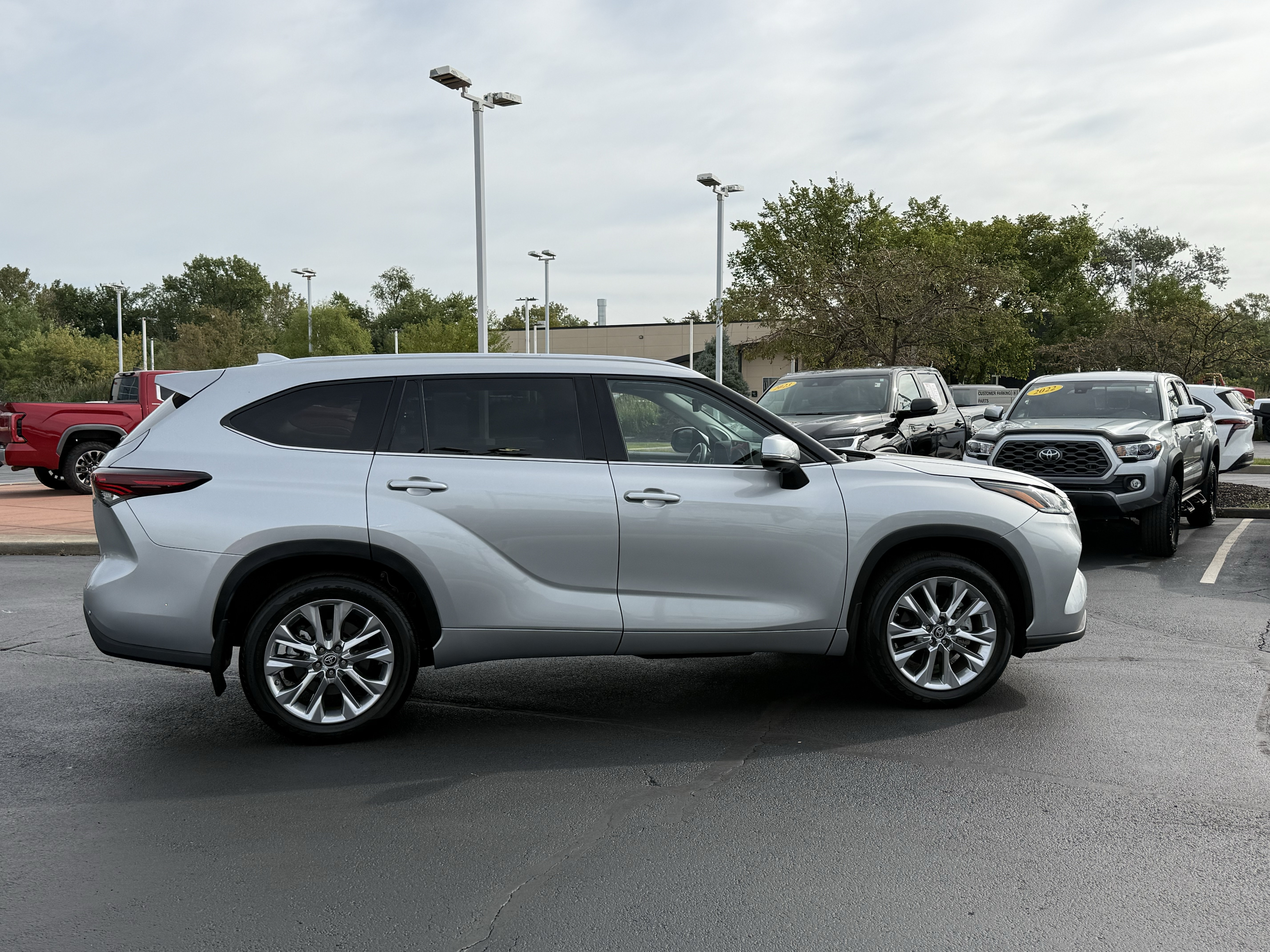 Used 2024 Toyota Highlander Limited AWD/4WD image 15