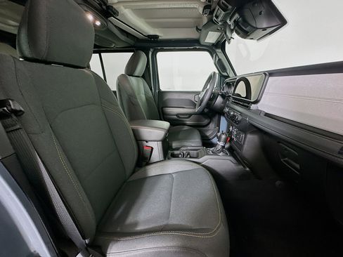 Used 2025 Jeep Wrangler Sahara image 29