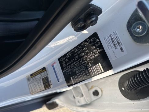 Used 2025 Hyundai Venue SE image 30