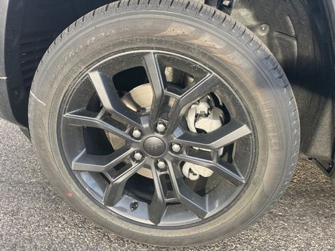 New 2025 Jeep Grand Cherokee Limited image 9