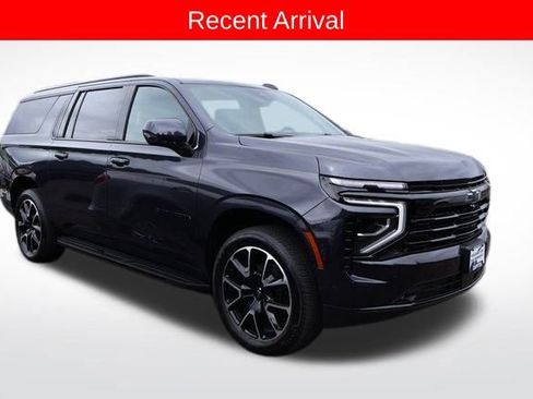 Used 2025 Chevrolet Suburban RST image 1