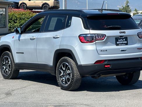 Used 2025 Jeep Compass Trailhawk AWD/4WD image 7