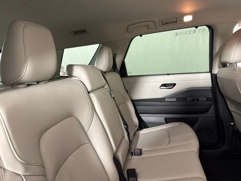 Used 2025 Nissan Pathfinder SL AWD/4WD image 18