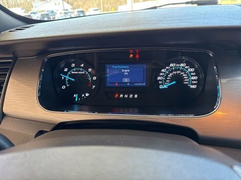 Used 2015 Ford Taurus SEL image 16