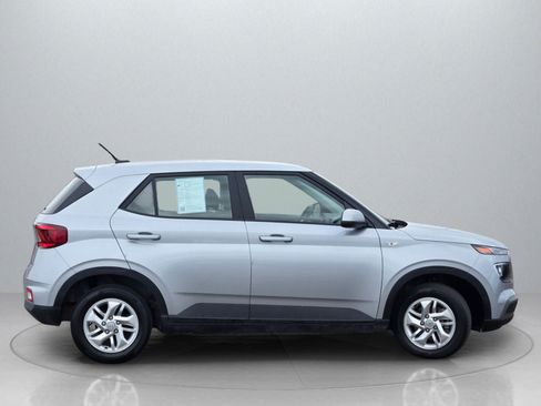 Certified 2023 Hyundai Venue SE image 9