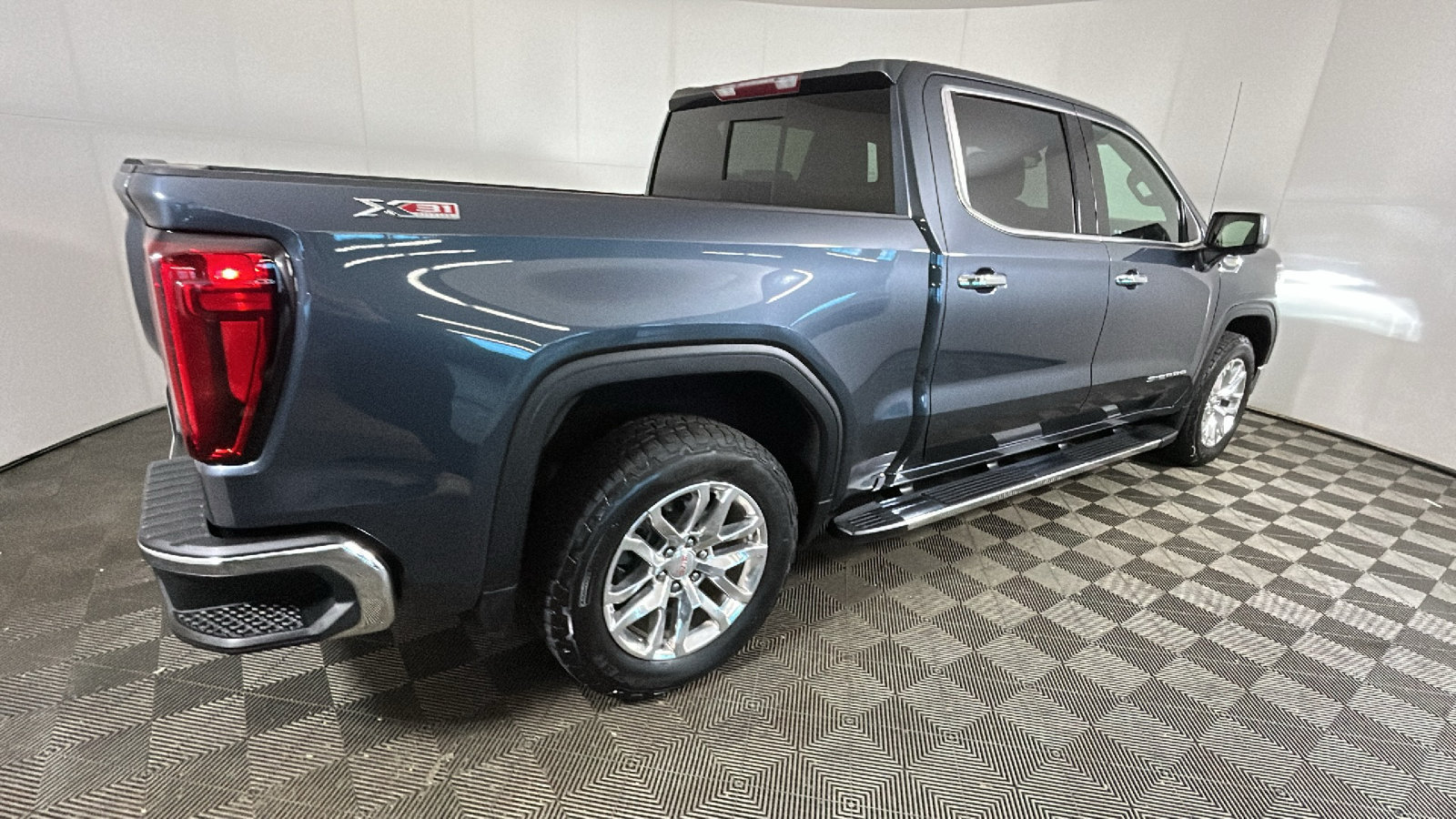 Used 2021 GMC Sierra 1500 SLT AWD/4WD image 3
