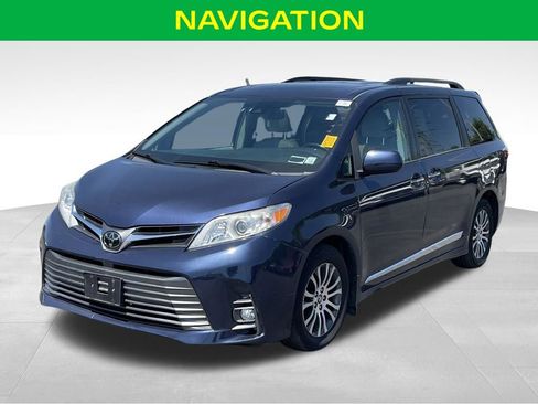 Used 2018 Toyota Sienna XLE w/ Protection Package FWD image 3