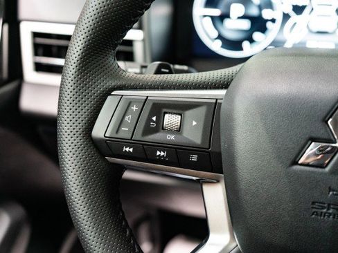 New 2025 Mitsubishi Outlander SE image 13