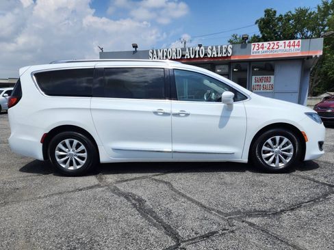 Used 2019 Chrysler Pacifica Touring-L FWD image 10