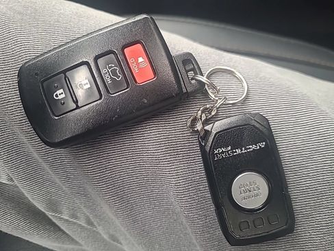 Used 2018 Toyota Highlander XLE AWD/4WD image 31
