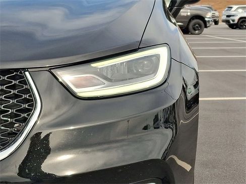 Used 2024 Chrysler Pacifica Touring-L image 9